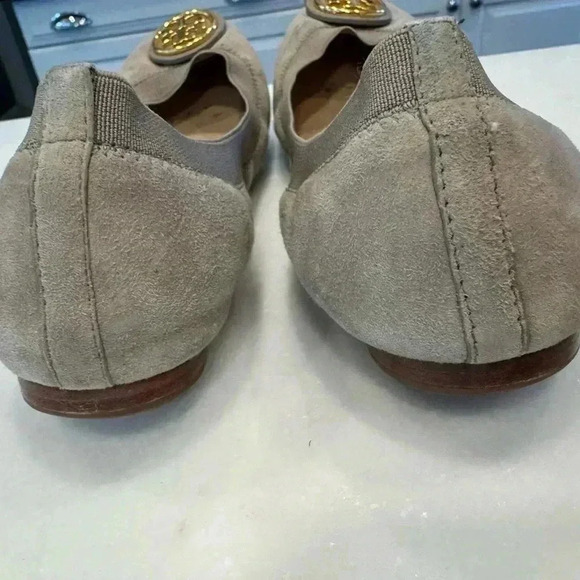 Tory Burch taupe leather ballet flats with gold Tory logo size 8 excellent - Picture 6 of 9